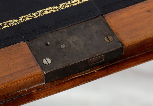 Ribalta italiana Luigi XVI in carrubo  - Asta  Arredi Antichi, Oggetti d'Arte, Curiosities con una selezione di tappeti - Associazione Nazionale - Case d'Asta italiane