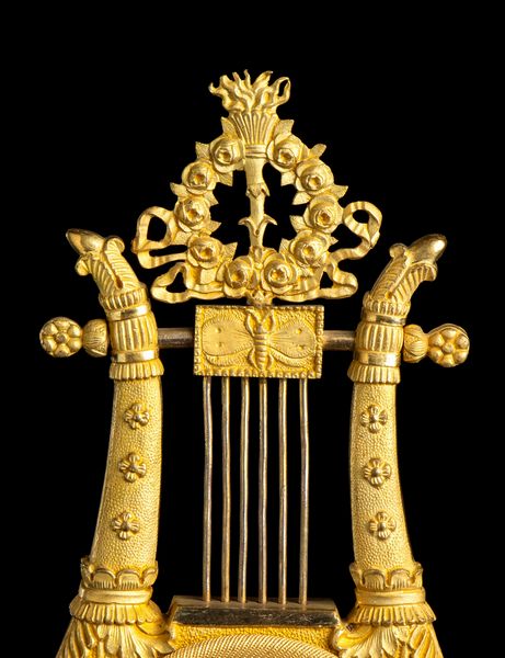 Orologio francese a lira  - Asta  Arredi Antichi, Oggetti d'Arte, Curiosities con una selezione di tappeti - Associazione Nazionale - Case d'Asta italiane