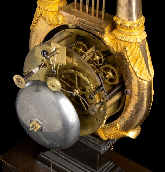 Orologio francese a lira  - Asta  Arredi Antichi, Oggetti d'Arte, Curiosities con una selezione di tappeti - Associazione Nazionale - Case d'Asta italiane