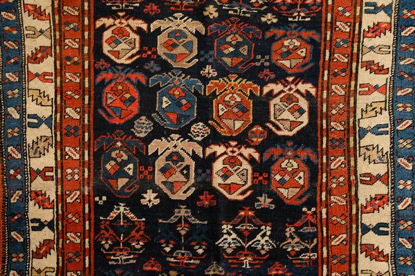 Tappeto Kazak  - Asta  Arredi Antichi, Oggetti d'Arte, Curiosities con una selezione di tappeti - Associazione Nazionale - Case d'Asta italiane