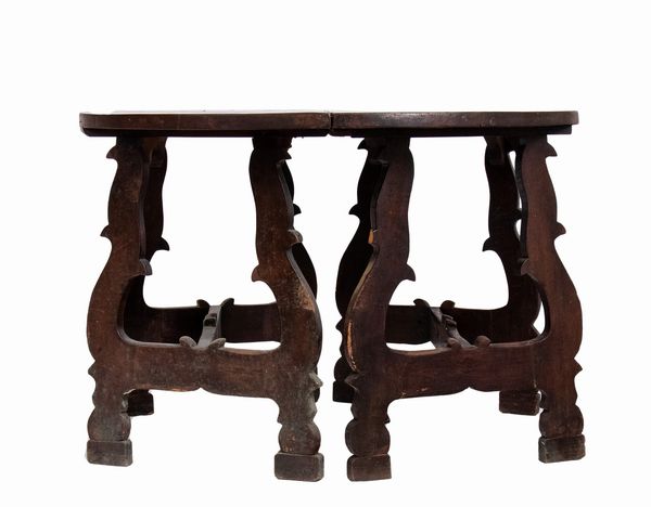 Coppia di tavoli Luigi XV Italiano a mezzaluna  - Asta  Arredi Antichi, Oggetti d'Arte, Curiosities con una selezione di tappeti - Associazione Nazionale - Case d'Asta italiane