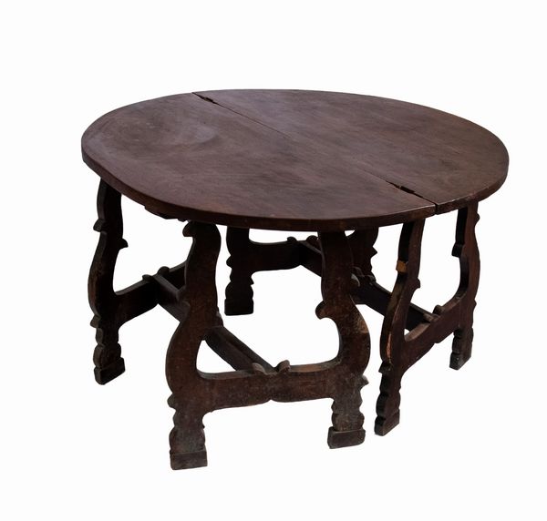 Coppia di tavoli Luigi XV Italiano a mezzaluna  - Asta  Arredi Antichi, Oggetti d'Arte, Curiosities con una selezione di tappeti - Associazione Nazionale - Case d'Asta italiane