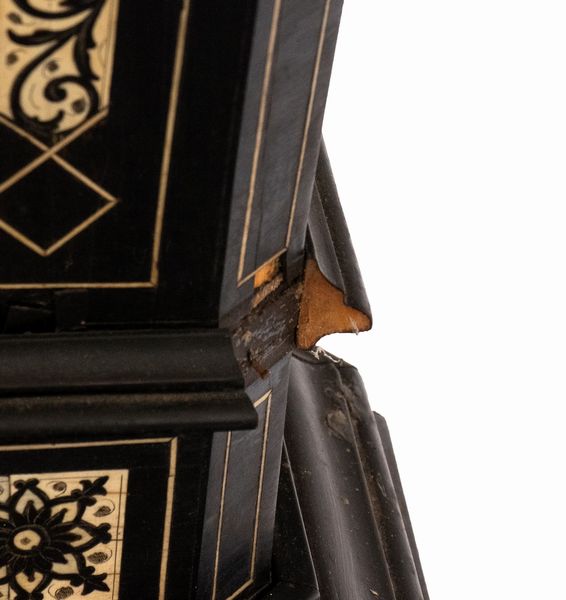 Pogliani Ferdinando : Colonna italiana intarsiata in avorio  - Asta  Arredi Antichi, Oggetti d'Arte, Curiosities con una selezione di tappeti - Associazione Nazionale - Case d'Asta italiane