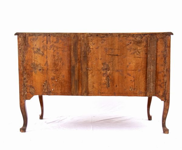 Comò italiano a balestra  - Asta  Arredi Antichi, Oggetti d'Arte, Curiosities con una selezione di tappeti - Associazione Nazionale - Case d'Asta italiane