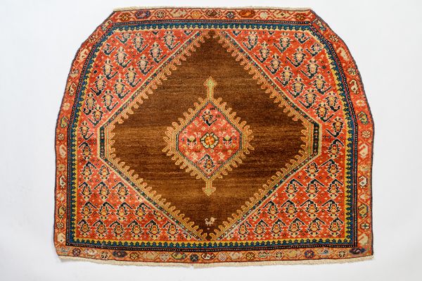 Tappeto Sella Nord-Est Persia  - Asta  Arredi Antichi, Oggetti d'Arte, Curiosities con una selezione di tappeti - Associazione Nazionale - Case d'Asta italiane