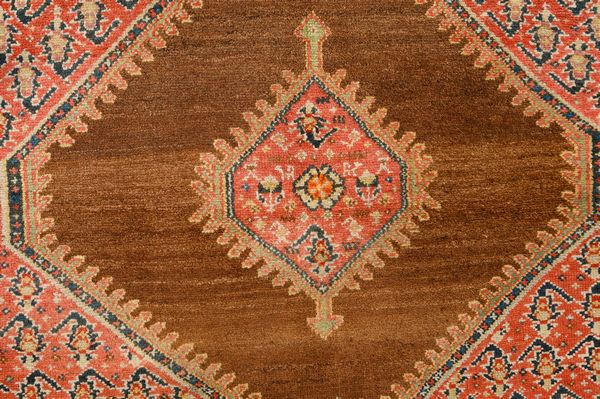 Tappeto Sella Nord-Est Persia  - Asta  Arredi Antichi, Oggetti d'Arte, Curiosities con una selezione di tappeti - Associazione Nazionale - Case d'Asta italiane