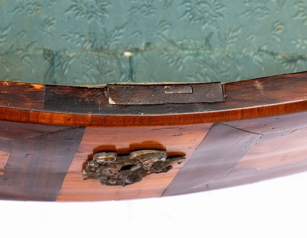 Cassettone Luigi XV francese intarsiato  - Asta  Arredi Antichi, Oggetti d'Arte, Curiosities con una selezione di tappeti - Associazione Nazionale - Case d'Asta italiane