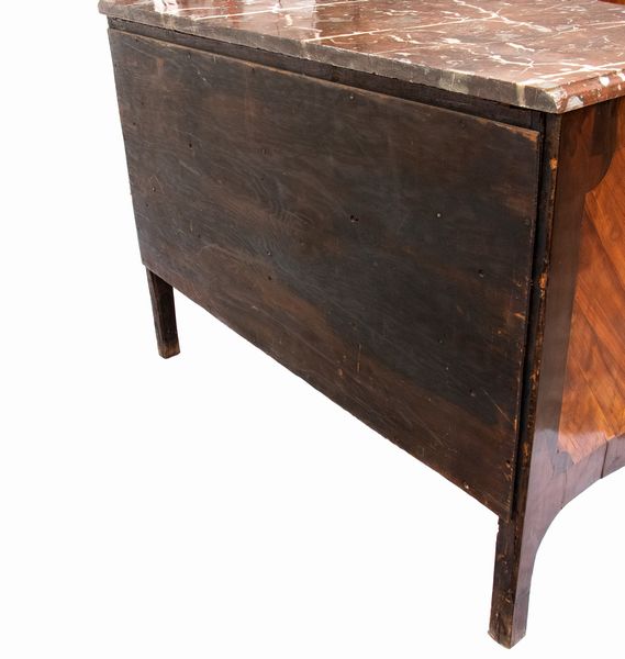 Cassettone Luigi XV francese intarsiato  - Asta  Arredi Antichi, Oggetti d'Arte, Curiosities con una selezione di tappeti - Associazione Nazionale - Case d'Asta italiane