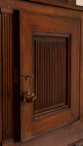 Vetrina italiana a doppio corpo  - Asta  Arredi Antichi, Oggetti d'Arte, Curiosities con una selezione di tappeti - Associazione Nazionale - Case d'Asta italiane