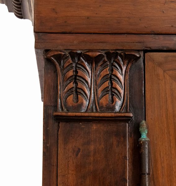 Vetrina italiana a doppio corpo  - Asta  Arredi Antichi, Oggetti d'Arte, Curiosities con una selezione di tappeti - Associazione Nazionale - Case d'Asta italiane