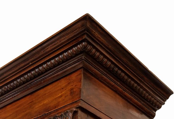 Vetrina italiana a doppio corpo  - Asta  Arredi Antichi, Oggetti d'Arte, Curiosities con una selezione di tappeti - Associazione Nazionale - Case d'Asta italiane