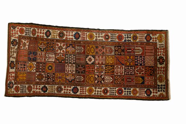 Tappeto Baktiari  - Asta  Arredi Antichi, Oggetti d'Arte, Curiosities con una selezione di tappeti - Associazione Nazionale - Case d'Asta italiane