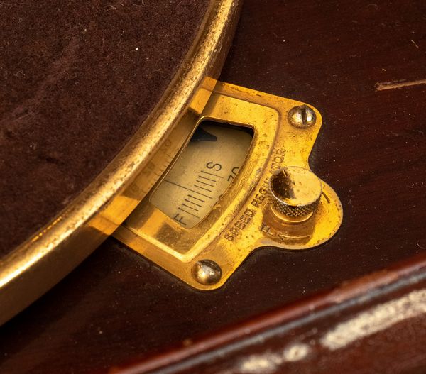 La Voce Del Padrone : Mobile grammofono voce del padrone  - Asta  Arredi Antichi, Oggetti d'Arte, Curiosities con una selezione di tappeti - Associazione Nazionale - Case d'Asta italiane