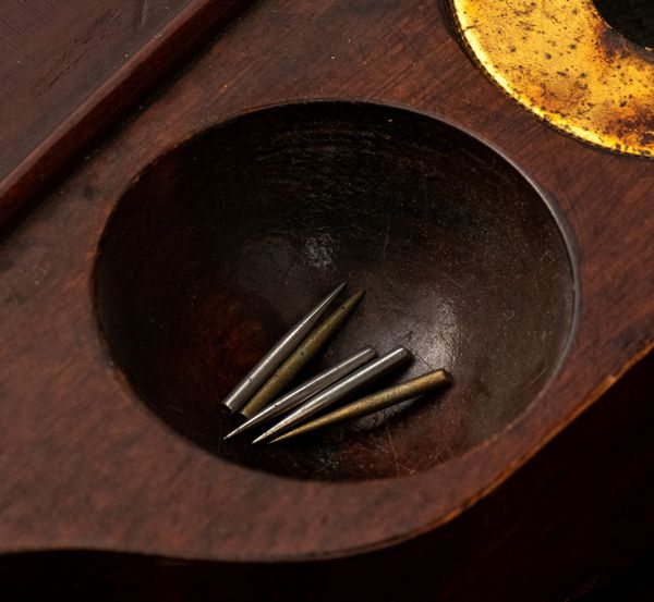 La Voce Del Padrone : Mobile grammofono voce del padrone  - Asta  Arredi Antichi, Oggetti d'Arte, Curiosities con una selezione di tappeti - Associazione Nazionale - Case d'Asta italiane