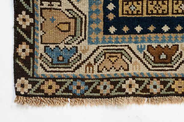 Tappeto Shirvan Caucaso  - Asta  Arredi Antichi, Oggetti d'Arte, Curiosities con una selezione di tappeti - Associazione Nazionale - Case d'Asta italiane