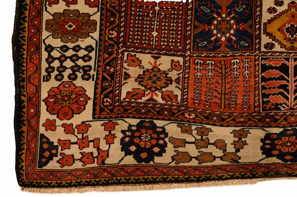 Tappeto Baktiari  - Asta  Arredi Antichi, Oggetti d'Arte, Curiosities con una selezione di tappeti - Associazione Nazionale - Case d'Asta italiane
