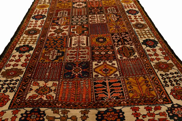 Tappeto Baktiari  - Asta  Arredi Antichi, Oggetti d'Arte, Curiosities con una selezione di tappeti - Associazione Nazionale - Case d'Asta italiane