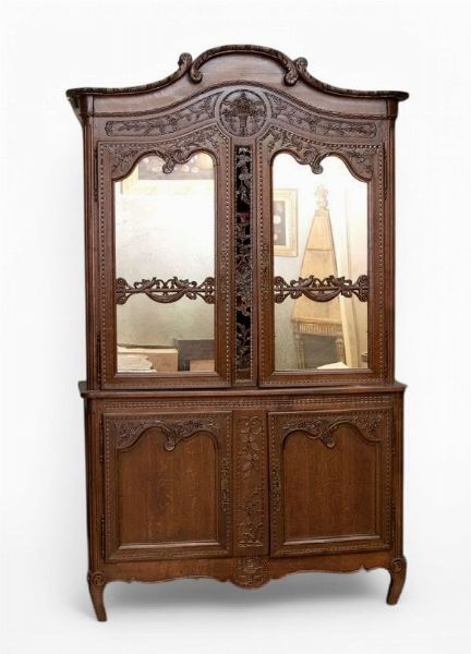 Vetrina francese a doppio corpo in stile Luigi XV  - Asta  Arredi Antichi, Oggetti d'Arte, Curiosities con una selezione di tappeti - Associazione Nazionale - Case d'Asta italiane