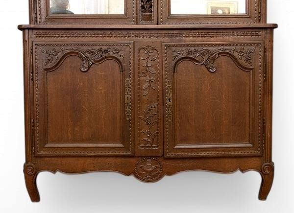 Vetrina francese a doppio corpo in stile Luigi XV  - Asta  Arredi Antichi, Oggetti d'Arte, Curiosities con una selezione di tappeti - Associazione Nazionale - Case d'Asta italiane