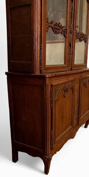 Vetrina francese a doppio corpo in stile Luigi XV  - Asta  Arredi Antichi, Oggetti d'Arte, Curiosities con una selezione di tappeti - Associazione Nazionale - Case d'Asta italiane