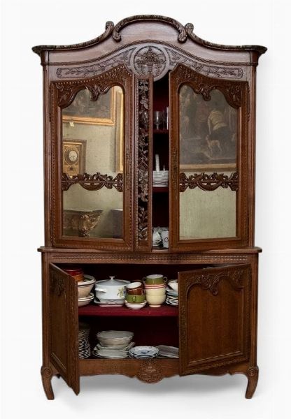 Vetrina francese a doppio corpo in stile Luigi XV  - Asta  Arredi Antichi, Oggetti d'Arte, Curiosities con una selezione di tappeti - Associazione Nazionale - Case d'Asta italiane