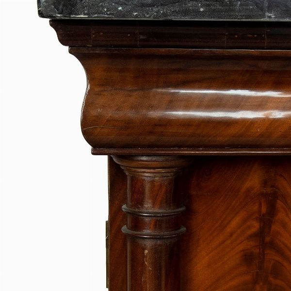 Cassettone Transizione francese in piuma di mogano  - Asta  Arredi Antichi, Oggetti d'Arte, Curiosities con una selezione di tappeti - Associazione Nazionale - Case d'Asta italiane