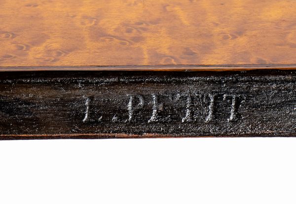 L. Petit : Copricamino francese Carlo X in legno di acero con intarsi  - Asta  Arredi Antichi, Oggetti d'Arte, Curiosities con una selezione di tappeti - Associazione Nazionale - Case d'Asta italiane