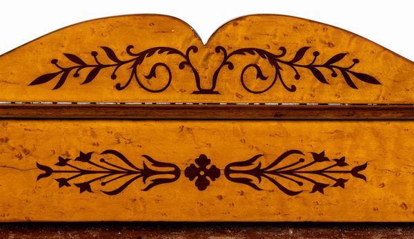 L. Petit : Copricamino francese Carlo X in legno di acero con intarsi  - Asta  Arredi Antichi, Oggetti d'Arte, Curiosities con una selezione di tappeti - Associazione Nazionale - Case d'Asta italiane