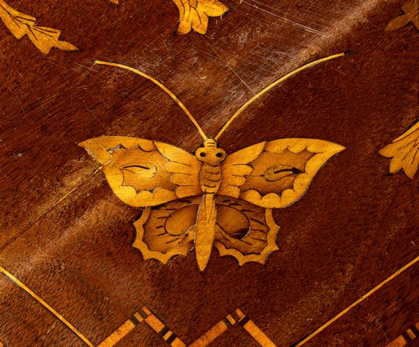 Comò olandese intarsiato  - Asta  Arredi Antichi, Oggetti d'Arte, Curiosities con una selezione di tappeti - Associazione Nazionale - Case d'Asta italiane