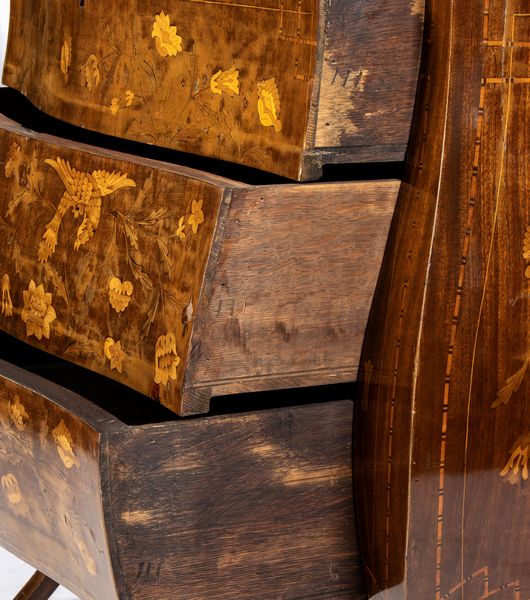 Comò olandese intarsiato  - Asta  Arredi Antichi, Oggetti d'Arte, Curiosities con una selezione di tappeti - Associazione Nazionale - Case d'Asta italiane