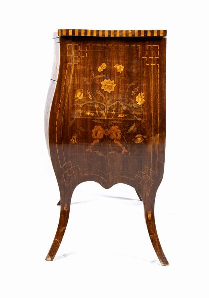 Comò olandese intarsiato  - Asta  Arredi Antichi, Oggetti d'Arte, Curiosities con una selezione di tappeti - Associazione Nazionale - Case d'Asta italiane