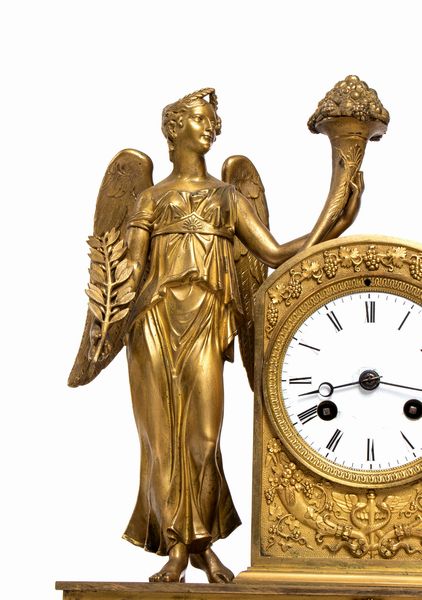 Orologio da appoggio Impero francese in bronzo dorato  - Asta  Arredi Antichi, Oggetti d'Arte, Curiosities con una selezione di tappeti - Associazione Nazionale - Case d'Asta italiane