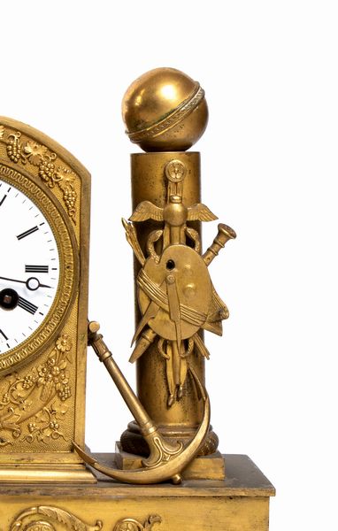 Orologio da appoggio Impero francese in bronzo dorato  - Asta  Arredi Antichi, Oggetti d'Arte, Curiosities con una selezione di tappeti - Associazione Nazionale - Case d'Asta italiane
