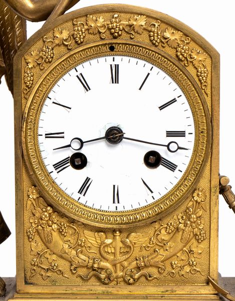 Orologio da appoggio Impero francese in bronzo dorato  - Asta  Arredi Antichi, Oggetti d'Arte, Curiosities con una selezione di tappeti - Associazione Nazionale - Case d'Asta italiane
