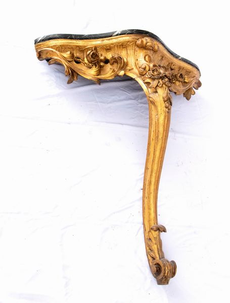 Console italiana dorata da muro Luigi XVI  - Asta  Arredi Antichi, Oggetti d'Arte, Curiosities con una selezione di tappeti - Associazione Nazionale - Case d'Asta italiane