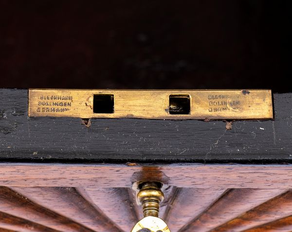 Tavolino porta tè William IV inglese  - Asta  Arredi Antichi, Oggetti d'Arte, Curiosities con una selezione di tappeti - Associazione Nazionale - Case d'Asta italiane