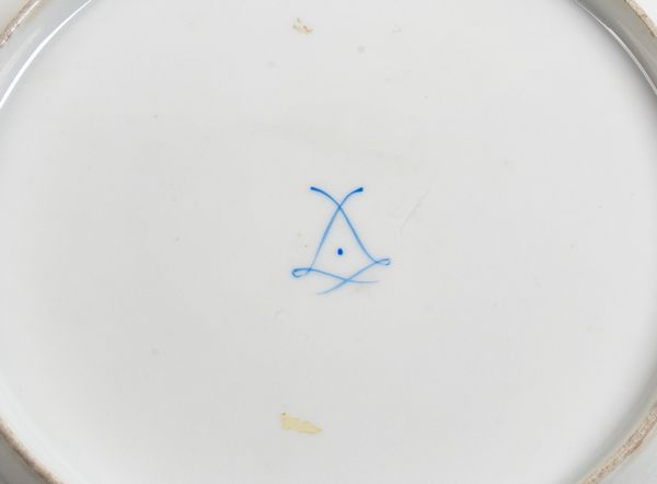 Due piatti francesi in porcellana di Sevres  - Asta  Arredi Antichi, Oggetti d'Arte, Curiosities con una selezione di tappeti - Associazione Nazionale - Case d'Asta italiane