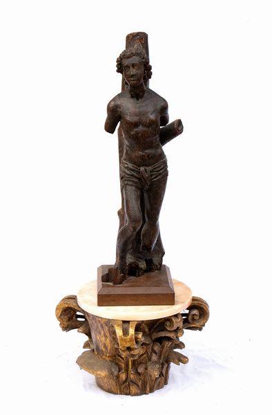 Scultura lignea raffigurante San Sebastiano alla colonna  - Asta  Arredi Antichi, Oggetti d'Arte, Curiosities con una selezione di tappeti - Associazione Nazionale - Case d'Asta italiane