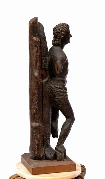 Scultura lignea raffigurante San Sebastiano alla colonna  - Asta  Arredi Antichi, Oggetti d'Arte, Curiosities con una selezione di tappeti - Associazione Nazionale - Case d'Asta italiane