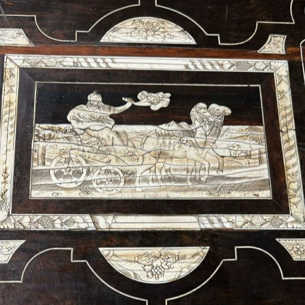 Pogliani Ferdinando : Tavolo italiano intarsiato in avorio  - Asta  Arredi Antichi, Oggetti d'Arte, Curiosities con una selezione di tappeti - Associazione Nazionale - Case d'Asta italiane