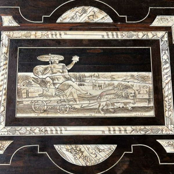 Pogliani Ferdinando : Tavolo italiano intarsiato in avorio  - Asta  Arredi Antichi, Oggetti d'Arte, Curiosities con una selezione di tappeti - Associazione Nazionale - Case d'Asta italiane