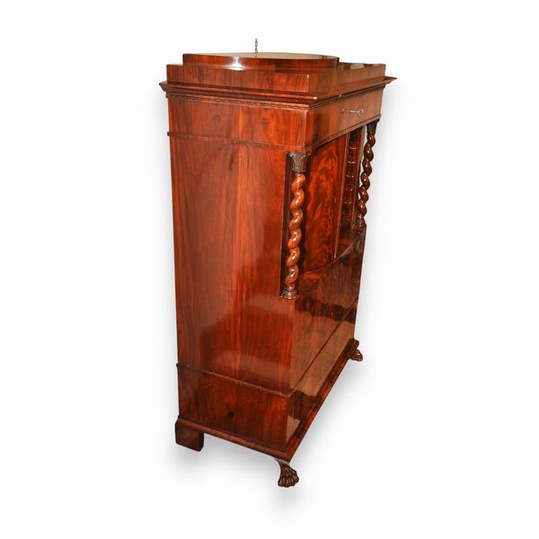 Mobile bar Biedermeier tedesco in mogano  - Asta  Arredi Antichi, Oggetti d'Arte, Curiosities con una selezione di tappeti - Associazione Nazionale - Case d'Asta italiane