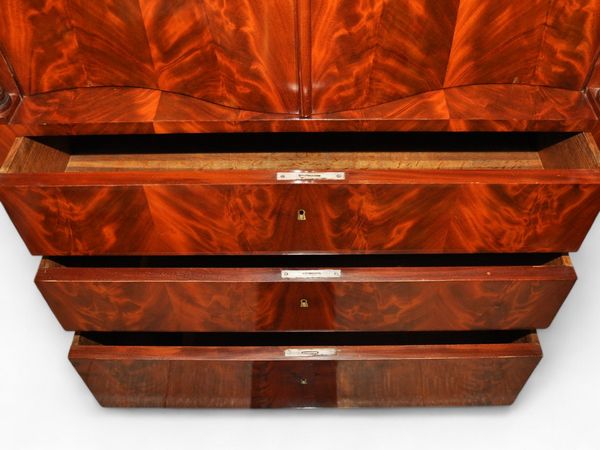 Mobile bar Biedermeier tedesco in mogano  - Asta  Arredi Antichi, Oggetti d'Arte, Curiosities con una selezione di tappeti - Associazione Nazionale - Case d'Asta italiane