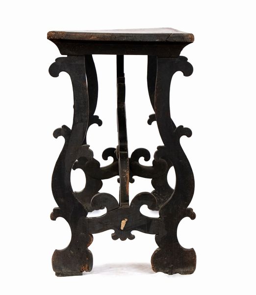 Tavolo Luigi XV italiano a capretta  - Asta  Arredi Antichi, Oggetti d'Arte, Curiosities con una selezione di tappeti - Associazione Nazionale - Case d'Asta italiane