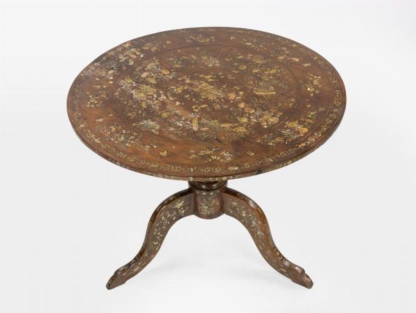 Tavolo orientale in noce e madreperla  - Asta  Arredi Antichi, Oggetti d'Arte, Curiosities con una selezione di tappeti - Associazione Nazionale - Case d'Asta italiane