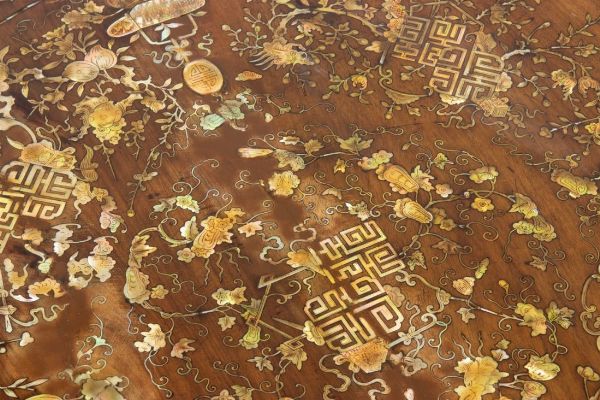 Tavolo orientale in noce e madreperla  - Asta  Arredi Antichi, Oggetti d'Arte, Curiosities con una selezione di tappeti - Associazione Nazionale - Case d'Asta italiane