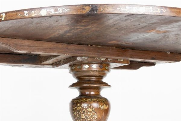 Tavolo orientale in noce e madreperla  - Asta  Arredi Antichi, Oggetti d'Arte, Curiosities con una selezione di tappeti - Associazione Nazionale - Case d'Asta italiane