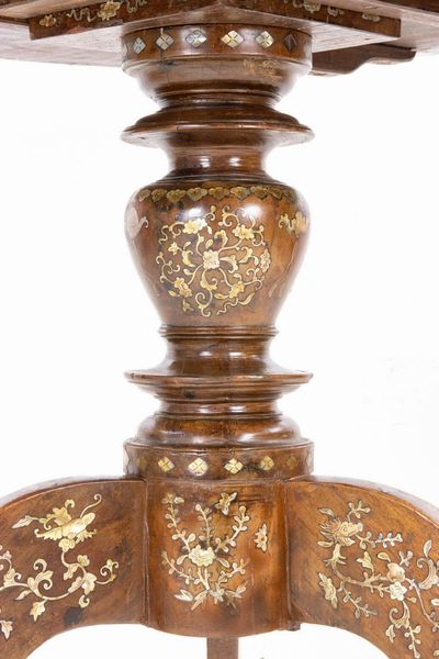 Tavolo orientale in noce e madreperla  - Asta  Arredi Antichi, Oggetti d'Arte, Curiosities con una selezione di tappeti - Associazione Nazionale - Case d'Asta italiane