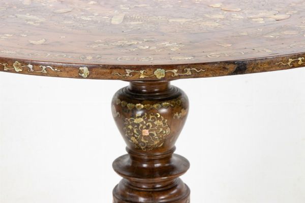 Tavolo orientale in noce e madreperla  - Asta  Arredi Antichi, Oggetti d'Arte, Curiosities con una selezione di tappeti - Associazione Nazionale - Case d'Asta italiane