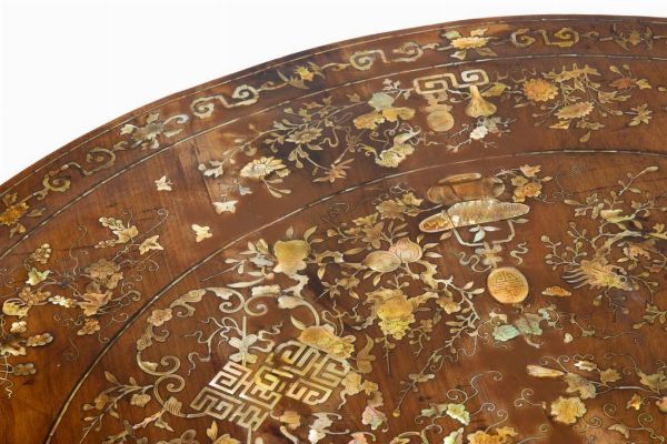 Tavolo orientale in noce e madreperla  - Asta  Arredi Antichi, Oggetti d'Arte, Curiosities con una selezione di tappeti - Associazione Nazionale - Case d'Asta italiane